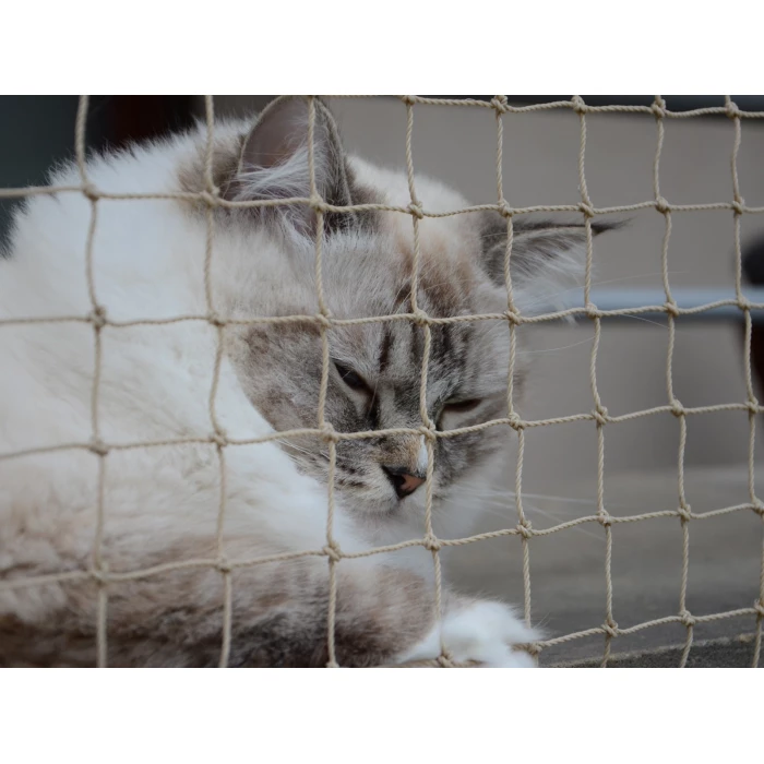Wzmocniona siatka dla kota z drucikiem na balkon "Bezpieczne koty" 30x30mm. Gramatura 110g. Rolka 1m x 8m