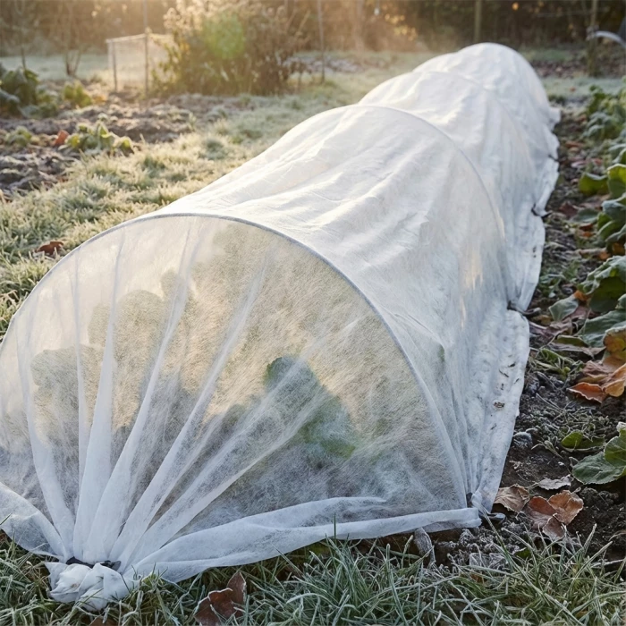 Agrowłóknina biała 1,6x50 zimowa 70g gruba otulina okryciowa Supreme.