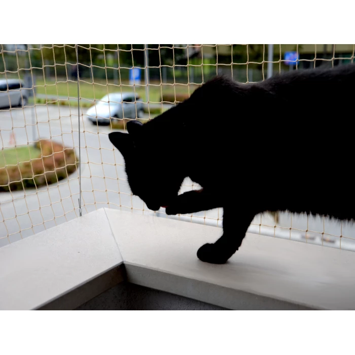 Siatka ochronna dla kota na balkon przeciw ptakom Oczka 28x28mm. Rolka 8m x 3m