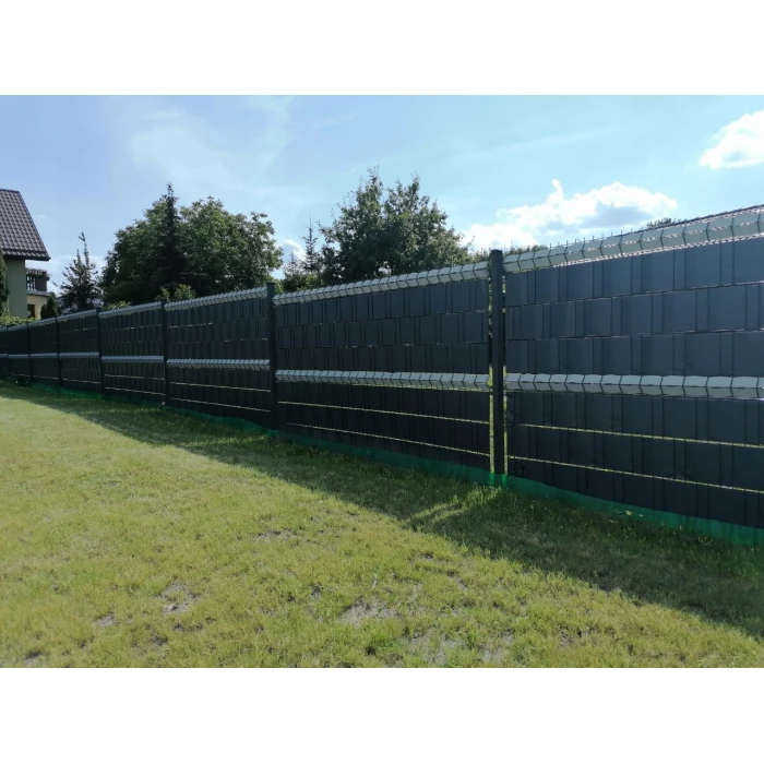 Taśma ogrodzeniowa Linarem PVC 450g/m2. Osłona na ogrodzenie, panele, balkon. Rolka 19cm x 35 m. Kolor antracyt RAL 7016.