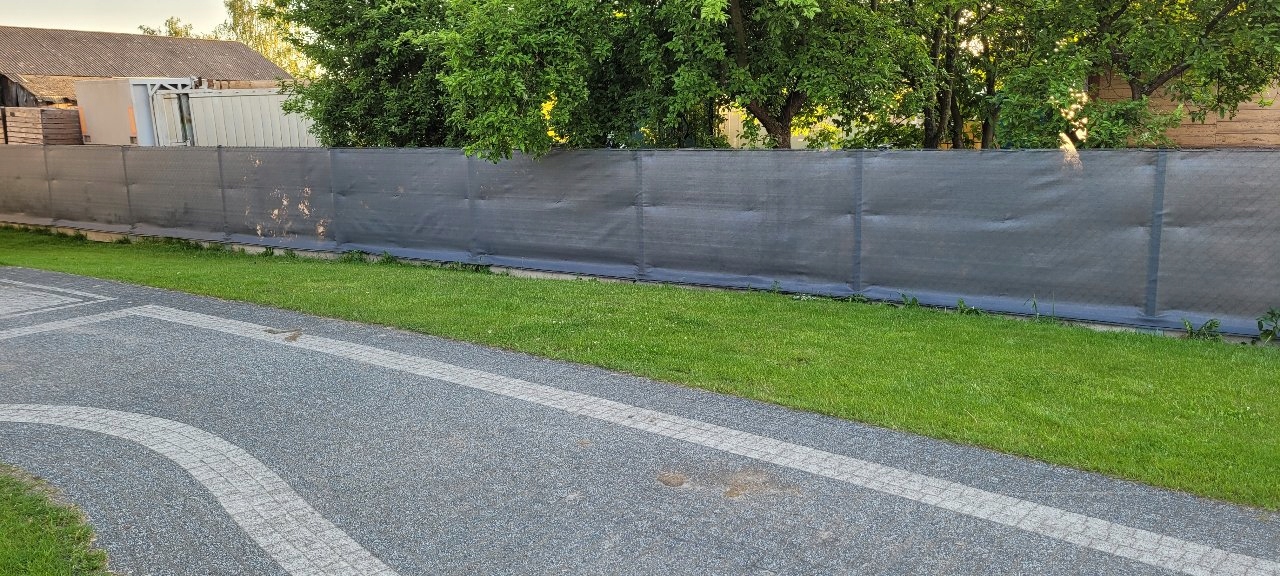 Siatka cieniująca 90% grafitowa 140g/m2. Osłona na ogrodzenie płot. Rolka 1,5m x 25m.