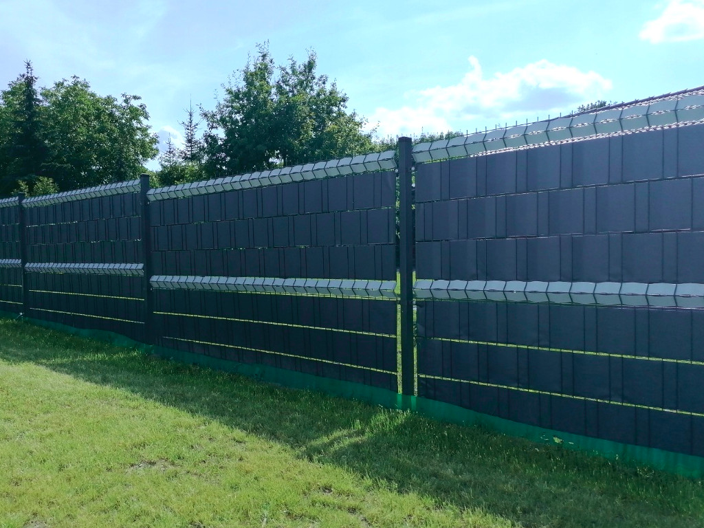 ogrodzenie panelowe z tasma ogrodzeniowa grafit i jasnoszary