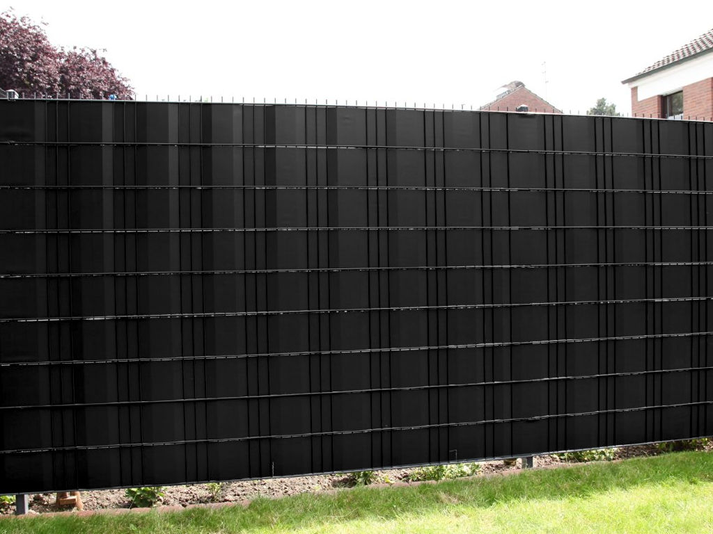 czarna taśma ogrodzeniowa linarem na panelach