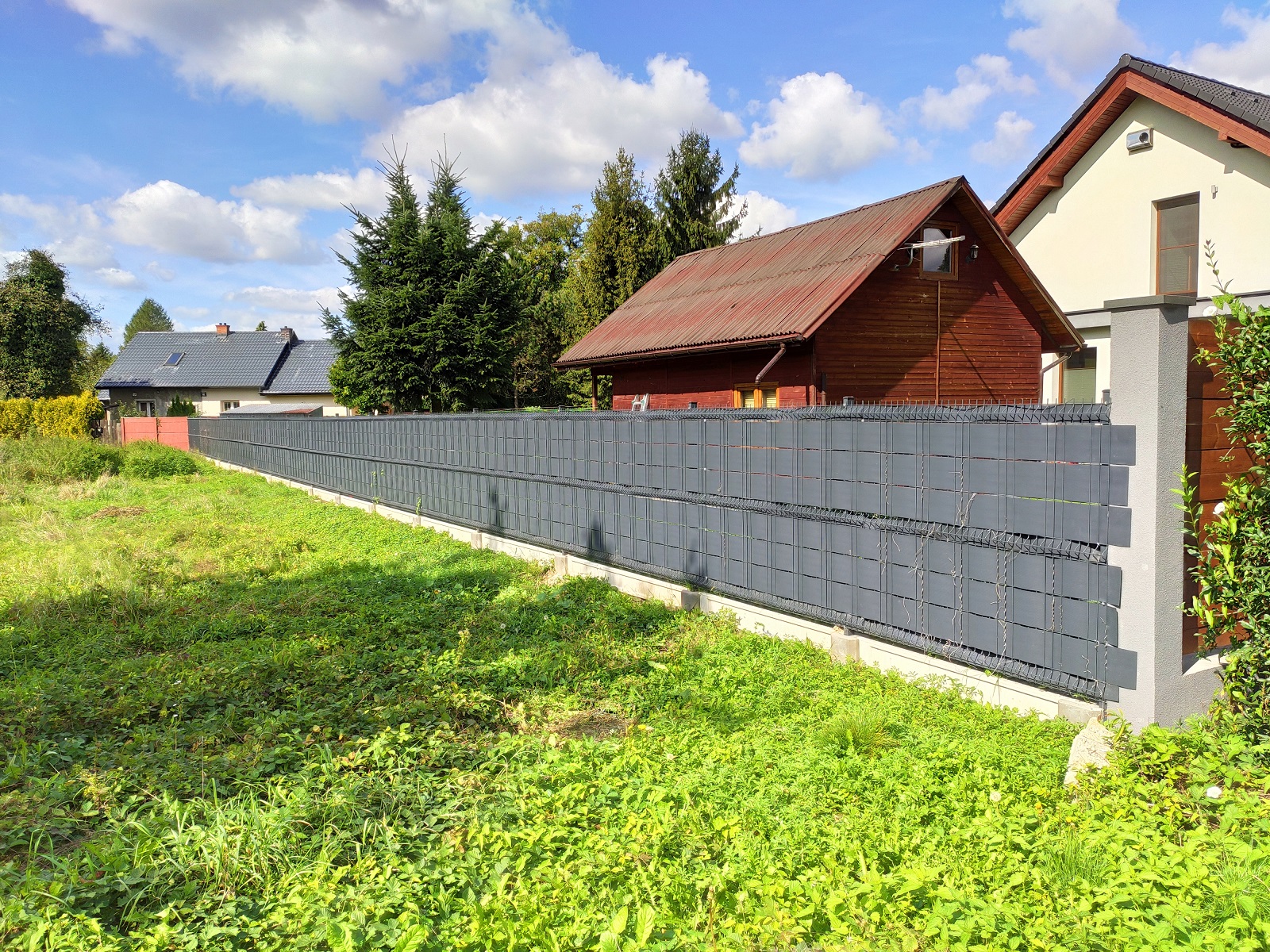 grafitowa i jasnoszara taśma na ogrodzenie panelowe