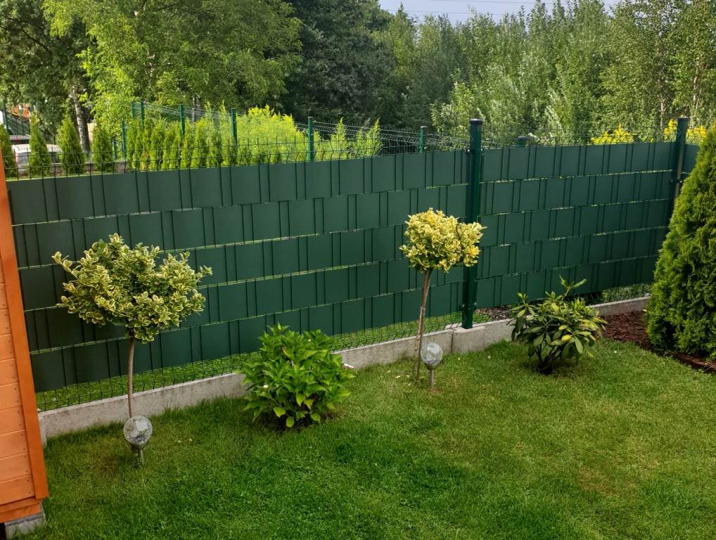 Zielona taśma na ogrodzenie panelowe