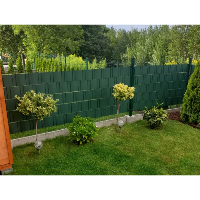 zielona osłona ogrodzeniowa na panele
